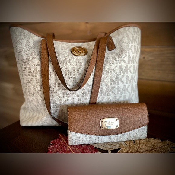 Michael Kors Large signature tote with matching wallet. Very loved and used! - Picture 1 of 6
